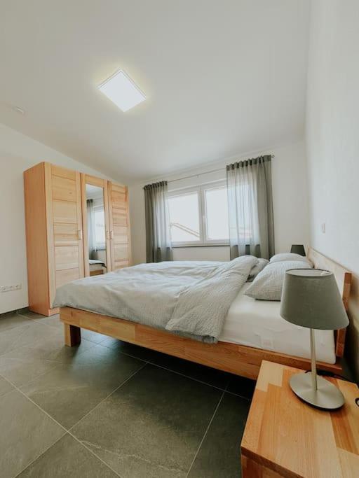 Apartment 100 Qm Im Weindorf - Balkon/Garage Aspisheim Luaran gambar